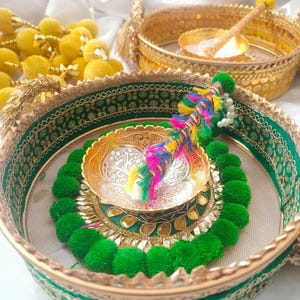 Bandeja floral de mehndi y haldi: Thali para ceremonia de boda india