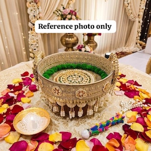 Detailliertes Mandala Center Mehndi Thaili mit Perlenfransen, Mehndi Tablett mit Metallschale und Applikator, Dulhan Dulha Shaadi Sangeet Dekoration