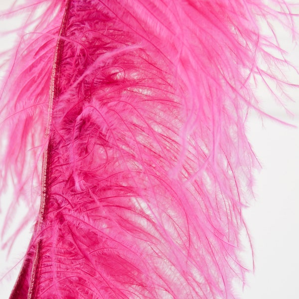 Plumes d'autruche - rose fuchsia. Prix par 0,60, 1,30 ou 1,90 mètre.