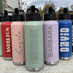 Bouteille d'eau de 32 oz avec nom personnalisé, gobelet de polices d'écriture personnalisées pour joueurs, entraîneurs, filles garçons enfants, cadeau de Noël 2026 fiole de sport sport