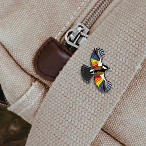 Pin esmaltado del pájaro del orgullo LGBTQ+ / Artista trans queer