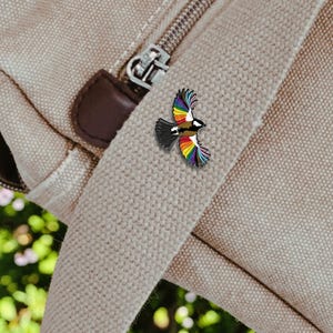 Broche de esmalte do Orgulho LGBTQ+ | Pássaro com a Bandeira do Arco-Íris | Arte de Alegria Queer e Trans Voando Alto