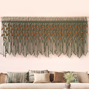 Duża, oliwkowozielona makrama ścienna, gobelin botaniczny z liści w kolorze spalonej pomarańczy