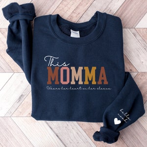 Sudadera con capucha personalizada Esta mamá lleva el corazón en la manga, Sudadera de mamá personalizada con nombres de niños, Bonito atuendo de mamá, Regalos para el Día de la Madre