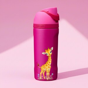 Pode incluir: Uma garrafa de &aacute;gua Owala magenta com tampa e al&ccedil;a rosa. A garrafa apresenta uma ilustra&ccedil;&atilde;o de girafa de desenho animado e o nome da marca. A garrafa foi projetada para facilitar o transporte e o uso.
