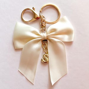 Personalized Bow Keychain Initial Charm Gold Monogram Tag for Backpack Accessory Satin Ribbon Purse Charm with Carabiner for Bag Bride
