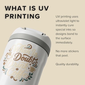 Pode incluir: Uma caneca de viagem branca com tampa e aro cinza, com o texto "When In Doubts Drink Coffee" em dourado, marrom e verde. A imagem tamb&eacute;m inclui o texto "WHAT IS UV PRINTING".
