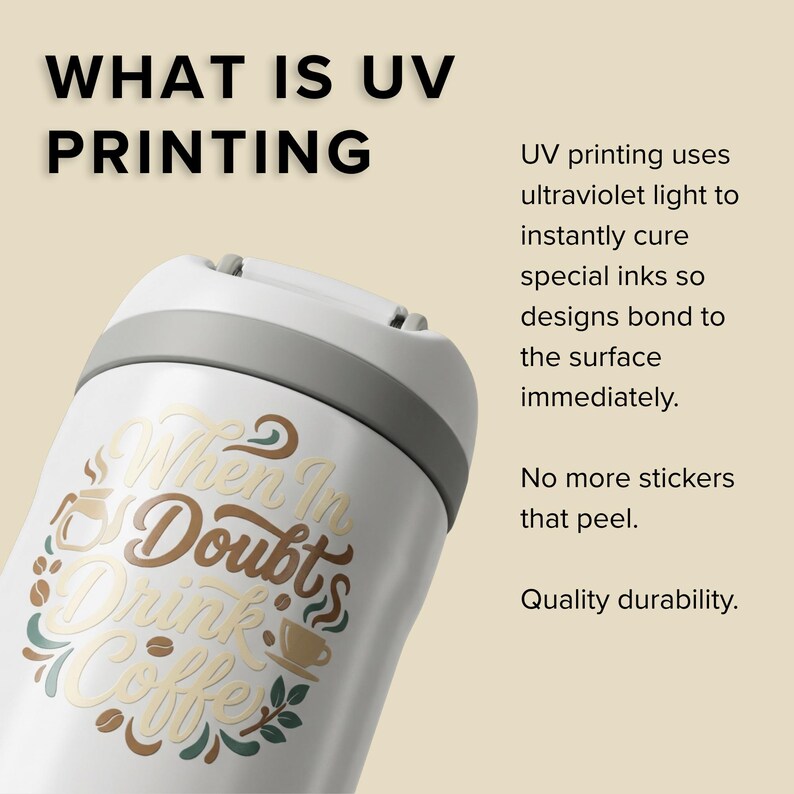Pode incluir: Uma caneca de viagem branca com tampa e aro cinza, com o texto "When In Doubts Drink Coffee" em dourado, marrom e verde. A imagem tamb&eacute;m inclui o texto "WHAT IS UV PRINTING".