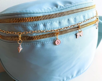 Bolsa de cintura personalizada com monograma inicial, corrente, transversal, pingente de esmalte, acessório personalizado, pochete de viagem espaçosa, bolsa de aeroporto feminina