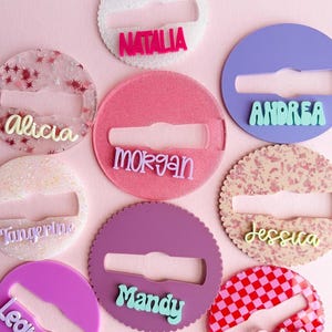 スカラップネームタグ 40個用、20オンス 32個入りタンブラー 20個入りアクリルトッパー カスタムイニシャル蓋アクセサリー 母の日ボトル ソロリティジャグカバー