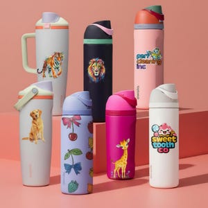 Pode incluir: Cole&ccedil;&atilde;o de garrafas de &aacute;gua isoladas em v&aacute;rias cores, cada uma com designs &uacute;nicos. Inclui uma garrafa branca com um tigre, uma garrafa preta com um le&atilde;o e uma garrafa rosa com o texto "perf cleaning inc."