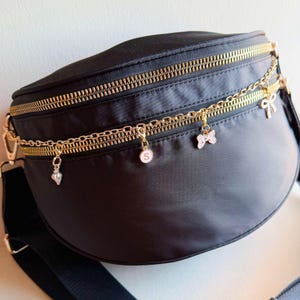 Benutzerdefinierte Monogramm Nylon Fanny Pack mit Gold Charm Kette Crossbody Gürteltasche Personalisierte Lehrer Sling Carrier Krankenschwester Luxe Geldbörse