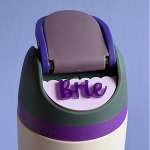 Etiqueta de acrílico Owala con nombre en relieve, tapa de botella de agua con borde de encaje, accesorio personalizado, colores personalizados, adorno festoneado con purpurina para equipo de gimnasio