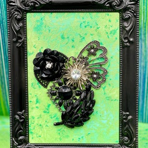 Green Queen, Vintage Schmuckkunst, Herzförmige Kunst, Upcycled Schmuck, handgemacht, Herz inspirierte Kreationen, wiederverwendeter Schmuck, Einzelstück,