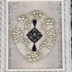 Ewige, Vintage Schmuckkunst, herzförmig, Upcycled Schmuck, handgemacht, Herz inspiriert, einzigartig, Bejeweled Art, sentimentale Kunst