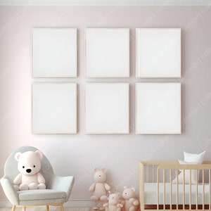 Op de afbeelding: Een wit babybedje met een wit matras en een roze deken. Boven het babybedje hangen vier witte fotolijsten aan de wall. Een witte pluche teddybeer zit in een grijze fauteuil. Er liggen drie kleinere pluche teddyberen op de vloer voor het babybedje.