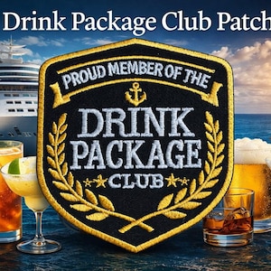 Könnte beinhalten: Ein schwarzer und goldener Drink Package Club-Aufnäher mit dem Text "Proud Member of the Drink Package Club" und einem Anker. Das Bild zeigt auch verschiedene Cocktails, Bier und ein Kreuzfahrtschiff im Hintergrund.
