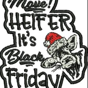 以下が含まれることがあります： 「Move! Heifer It's Black Friday」の文字が黒い筆記体で刺繍されたパッチ。サンタ帽をかぶった牛がパッチの右側にいます。パッチは黒い縁取りで、白い背景にあります。