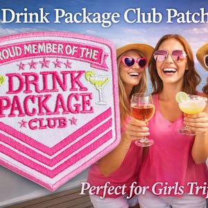 Könnte beinhalten: Gestickter Aufnäher in Rosa und Weiß mit dem Text "Drink Package Club" und Cocktail-Illustrationen. Das Bild zeigt auch drei Frauen mit Getränken, mit dem Text "Perfect for Girls Trip!"
