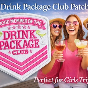Könnte beinhalten: Gestickter Aufnäher mit dem Text "Drink Package Club" in Rosa und Weiß. Der Aufnäher wird vor drei lächelnden Frauen gehalten, die Getränke halten. Das Bild enthält auch den Text "Perfect for Girls Trip!"