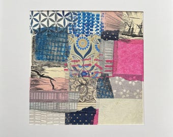 Könnte beinhalten: Ein Mixed-Media-Kunstwerk mit einer Collage aus gemustertem Papier und Stoff. Das Kunstwerk enthält verschiedene Texturen und Farben, darunter blaue, rosa und florale Muster. Eine Schiffillustration ist sichtbar.