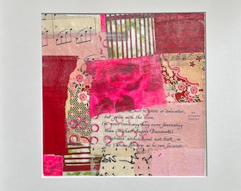 Könnte beinhalten: Ein Mixed-Media-Kunstwerk mit einer Collage aus Texturen und Farben. Das Stück zeigt verschiedene Rot-, Rosa- und Cremetöne mit floralen und geometrischen Mustern. Handschriftlicher Text ist sichtbar und verleiht der Komposition Tiefe.