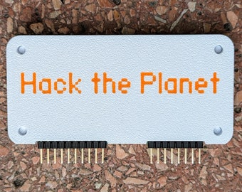 Flipper Zero Custom Minimal Wifi Developer Board Case „Hack the Planet“ plus kostenloser Pin-Schutz KEINE SCHRAUBEN Hülle für Flipper Wifi Dev Board