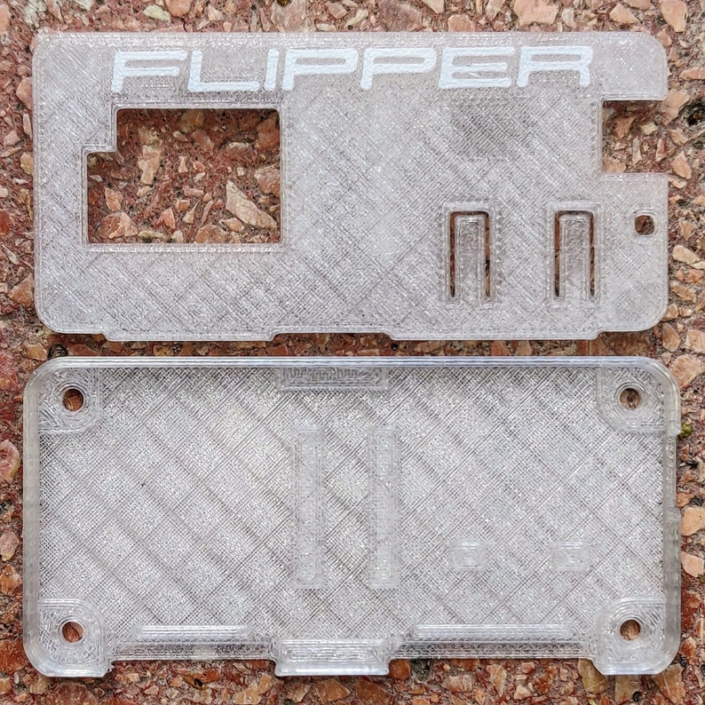 以下が含まれることがあります： Flipper Zero デバイス用の 3D プリントケース用の透明なプラスチックパーツ2つ。 上部の部分は「FLIPPER」という文字が印刷されており、ボタンと画面用の切り抜きがあります。 下部の部分は、ボタンと画面用の切り抜きがあります。