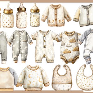 Op de afbeelding: Waterverfillustratie van babyartikelen, waaronder flessen, rompertjes, slabbetjes en truien. De kleding heeft zachte kleuren, patronen en ontwerpen zoals wolken, sterren en manen. De flessen hebben gouden accenten en diverse stip- en sterrenpatronen.