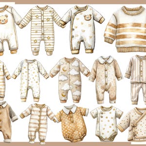 Op de afbeelding: Waterverfillustraties van babykleding in zachte beige en cr&egrave;metinten. De afbeelding toont verschillende stijlen, waaronder rompertjes, een trui en een tweedelige set, versierd met patronen zoals strepen, sterren en een teddybeer. De ontwerpen zijn zacht en geschikt voor pasgeborenen.