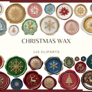Può includere: Una collezione di clipart di sigilli di cera natalizi in vari colori e design. I sigilli presentano fiocchi di neve, stelle di Natale, alberi di Natale e cervi. Il testo "CHRISTMAS WAX" e "110 CLIPARTS" sono visualizzati.