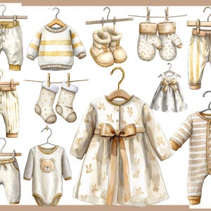 Op de afbeelding: Waterverfillustratie van babykleding in cr&egrave;me- en goudtinten. De afbeelding toont verschillende items, waaronder broeken, truien, een jurk, een onesie, sokken, wanten en laarsjes. De kleding is versierd met strepen, stippen en een berenafbeelding.