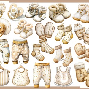 Op de afbeelding: Waterverfillustratie van babyartikelen in cr&egrave;me en goud. Inclusief fopspenen, babyschoentjes, wanten, sokken, slabbetjes en broeken met wolken- en sterrenpatronen. De items zijn op een witte achtergrond geplaatst.