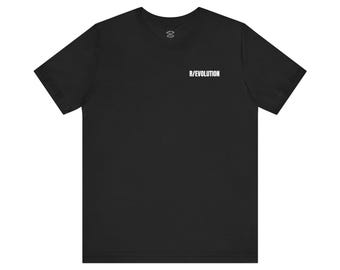 Könnte beinhalten: Ein schwarzes T-Shirt mit dem Aufdruck "R/EVOLUTION" in weiß auf der Vorderseite.