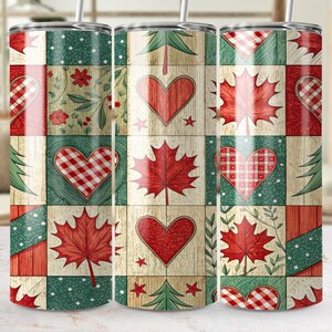 Może przedstawiać: Kubek ze stali nierdzewnej z patchworkowym wzorem z czerwonymi liśćmi klonu, sercami i zielonymi akcentami. Wzór przypomina kołdrę, z mieszanką wzorów i tekstur. Kubek ma słomkę.