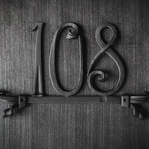 Letrero de dirección con letras o número de casa personalizado de 6" - Placa de decoración de metal para el hogar o arte de pared - Moderno y personalizado
