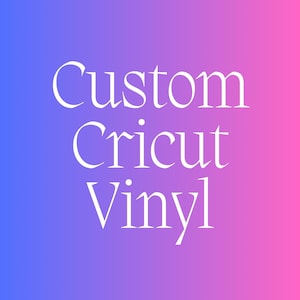 Op de afbeelding: Een verloopachtergrond in tinten blauw en roze met witte tekst die bovenaan "GSM DESIGN STUDIOS", in het midden "Custom Cricut Vinyl" en onderaan "ETSY SHOP" staat.