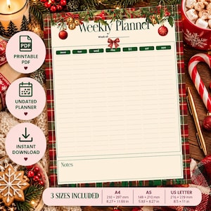 Peut inclure: Un modèle de planning hebdomadaire avec une bordure à carreaux rouge et vert, des décorations de Noël et du houx. La page inclut des en-têtes pour les jours, une section notes et le texte 3 SIZES INCLUDED : A4 210 x 297 mm, A5 148 x 210 mm, US LETTER 8.5 x 11 in.