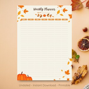 Peut inclure: Une feuille de planning hebdomadaire sur fond crème, avec le texte Weekly Planner et Week of. Le design comprend des illustrations de feuilles d'automne orange et jaunes, un petit motif de citrouille et deux grandes citrouilles en bas.