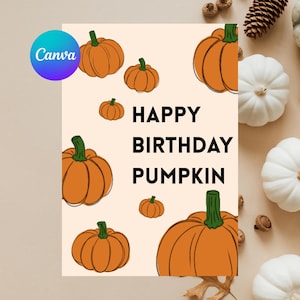 Peut inclure: Une carte de vœux rectangulaire avec un fond beige clair ornée de plusieurs citrouilles orange de tailles variées avec des tiges vertes. Le texte "HAPPY BIRTHDAY PUMPKIN" est imprimé en lettres capitales noires au centre de la carte.