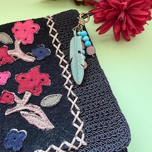 Turquoise veren kralen sleutelhanger portemonnee of rugzak bedel ritstrekker boho-bedel