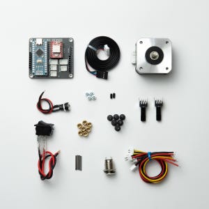 Könnte beinhalten: Ein Satz elektronischer Komponenten für ein DIY-Projekt, bestehend aus einer Platine, einem Schrittmotor, einem Schalter, einem Knopf, Drähten und verschiedenen Kleinteilen.