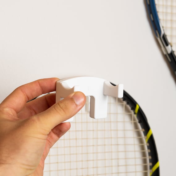 Support Mural Pour Raquette De Tennis / Badminton – En Métal Traversant, Robuste, Rangement Jusqu'à 6 Raquettes, Crochet Gainé PVC, Fixation Facile