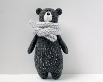 手縫いのフェルト製クマのぬいぐるみ、グレーのニットスカーフ付き、森の動物モチーフのベビーシャワー