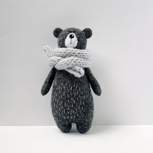 Bär Plüschtier in grau gestrickter Schal, Stofftier, Filztiere, Waldtiere, Stütztier, Teddybär, Geburtstagsgeschenk,