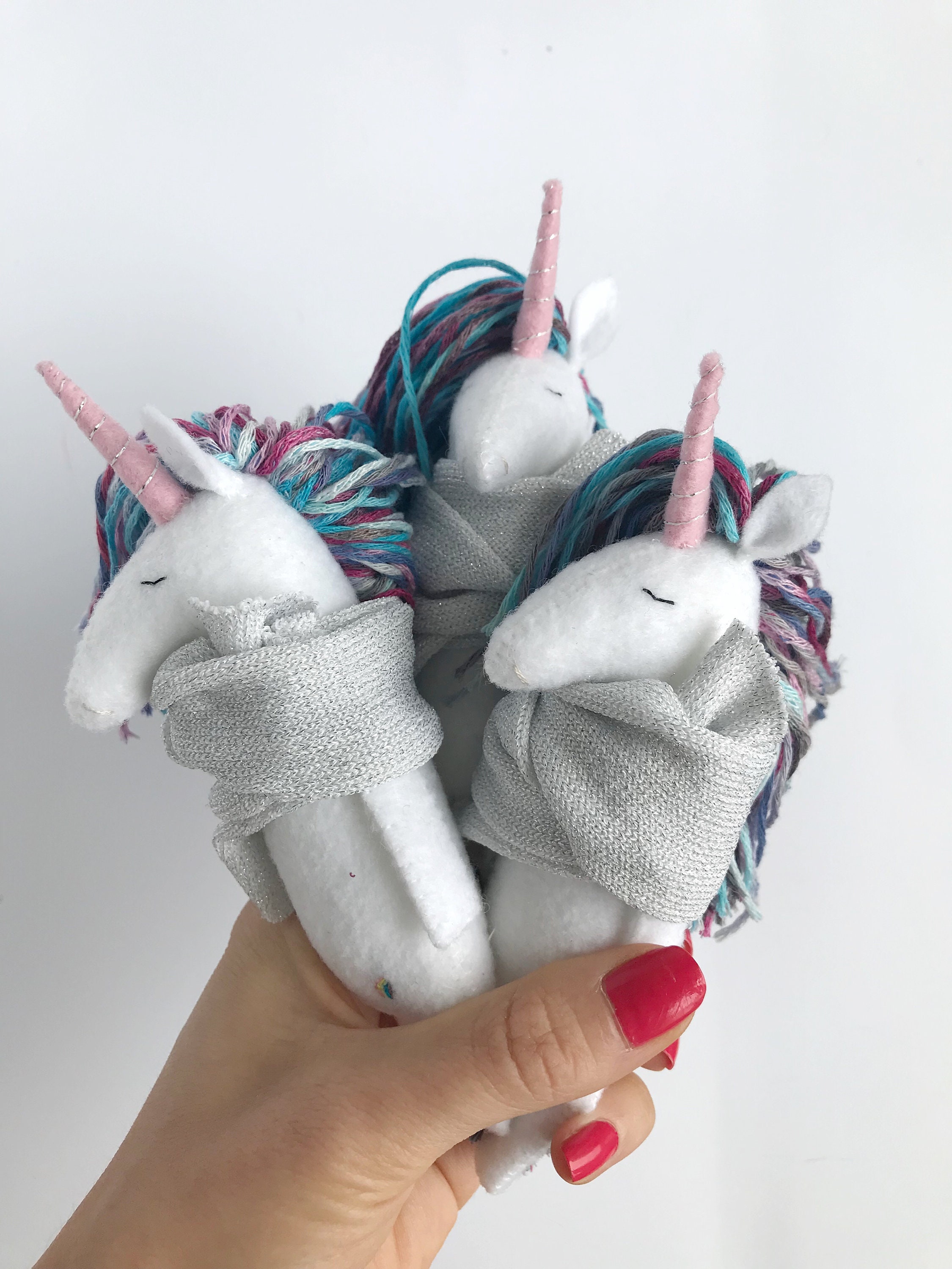 フェルトユニコーンぬいぐるみ：手縫いの気まぐれな動物人形 - Etsy 日本