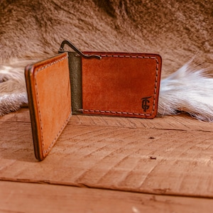 Clip de resorte verde oliva y tostado, Grabado de iniciales personalizado, Cartera de cuero, Hecho a mano, Cosido a mano, Rústico, Cuero italiano, Delgado