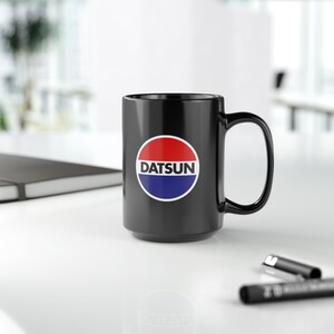 Zwarte DATSUN-mok met jaren 70-logo, 15 oz