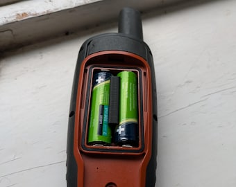 Laad de batterijen van de Garmin 64s op met het apparaat.
