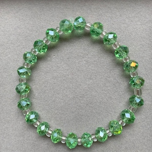 Bracelet vert en perles de verre à facettes